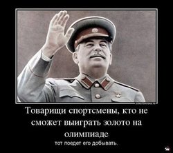 Человек в военной форме поднимает руку в приветствии