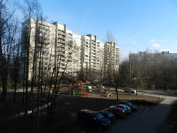 Многоквартирные дома и детская площадка на улице