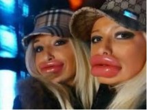 Две женщины с ярко выраженными губами и головными уборами