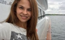 Девушка с длинными волосами на фоне яхты и воды