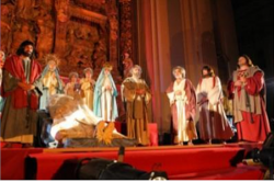 Сцена театрального представления с актерами в костюмах