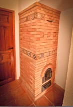 Кирпичная печь с декоративной плиткой и дверцей