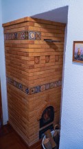 Кирпичная печь с декоративной отделкой и полкой