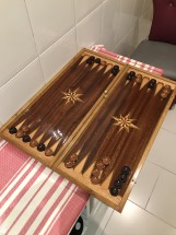 Деревянная доска для игры в нарды с фишками