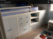 Детская комната с двухъярусной кроватью и мебелью