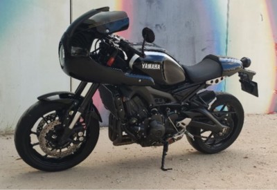 Мотоцикл Yamaha с обтекаемым кузовом на фоне стены