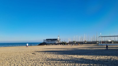 Пляж с песком и морем, яхты на горизонте в Испании