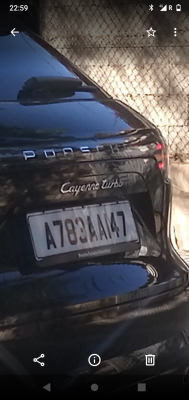Задняя часть черного автомобиля Porsche Cayenne Turbo