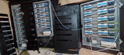 Электрические панели с проводкой и компонентами управления