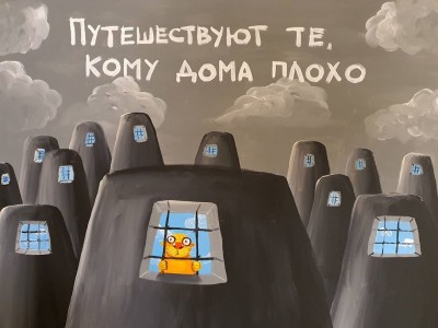 Чёрные дома с окнами и жёлтой фигуркой внутри в Испании