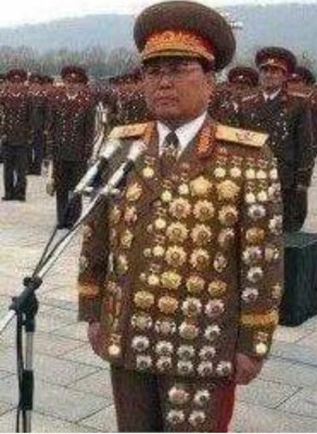 Человек в военной форме с множеством наград