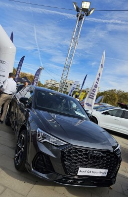 Чёрный Audi Q3 Sportback на автосалоне