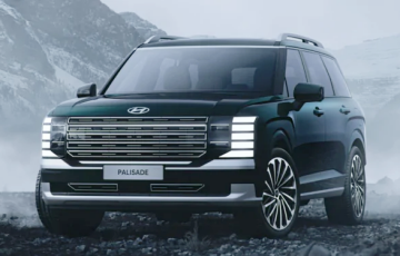 Современный внедорожник Hyundai Palisade на фоне гор