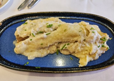 Блюдо с соусом, посыпанное зелёным луком