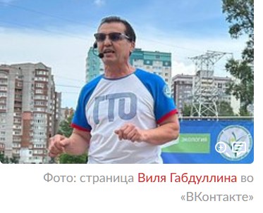 Мужчина в спортивной одежде бегает на улице (в Испании)