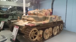 Танк с камуфляжной окраской в музее военной техники