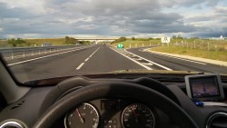 Вид из автомобиля на дорогу и навигатор